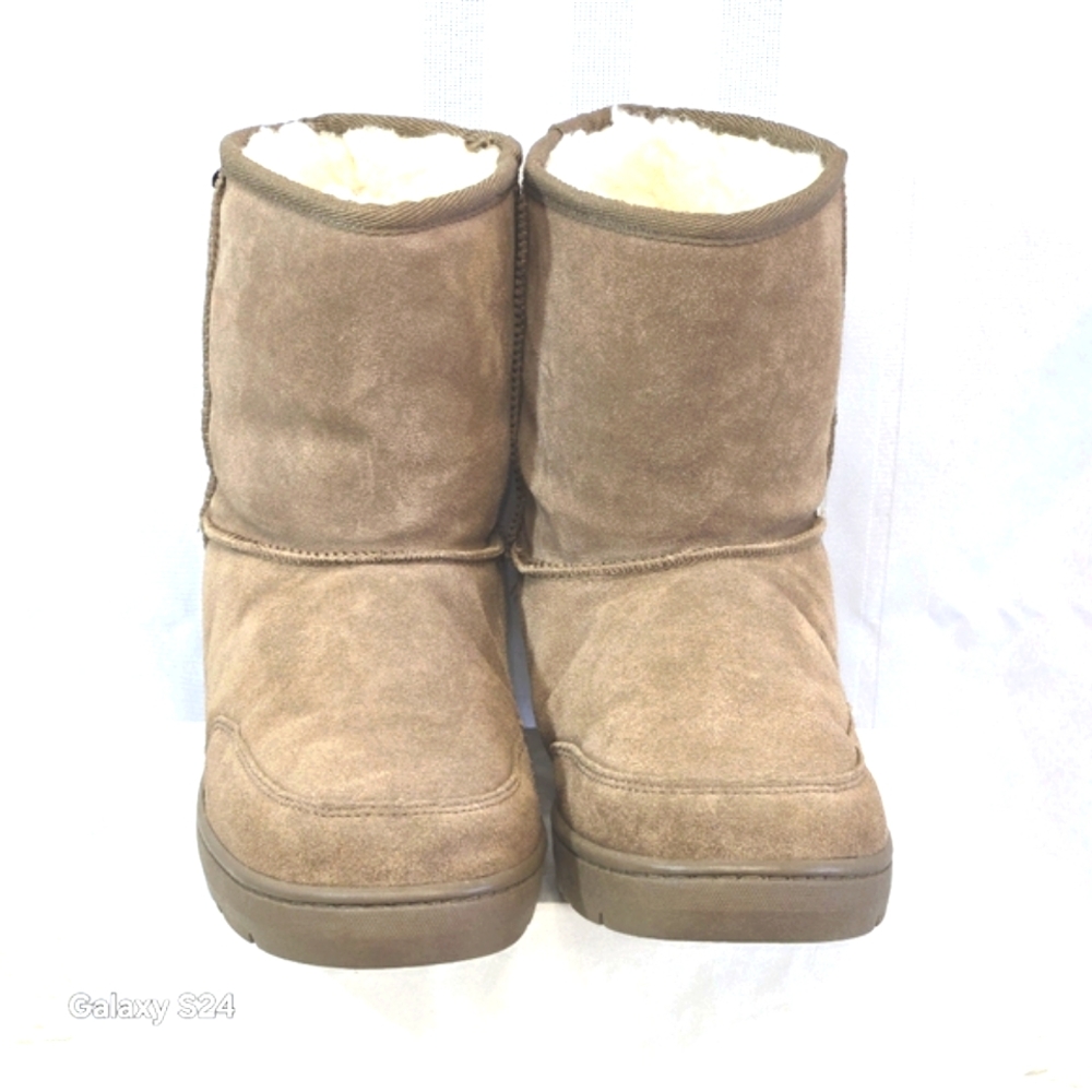 UNISEX The Realm Uggs BEIGE Boots mens Size 10 Women  Size 11